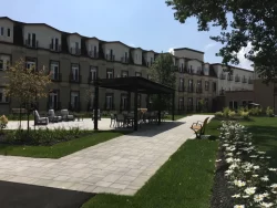 Allée pavée et pergola le long de la résidence, Résidences Les Richeloises à McMasterville