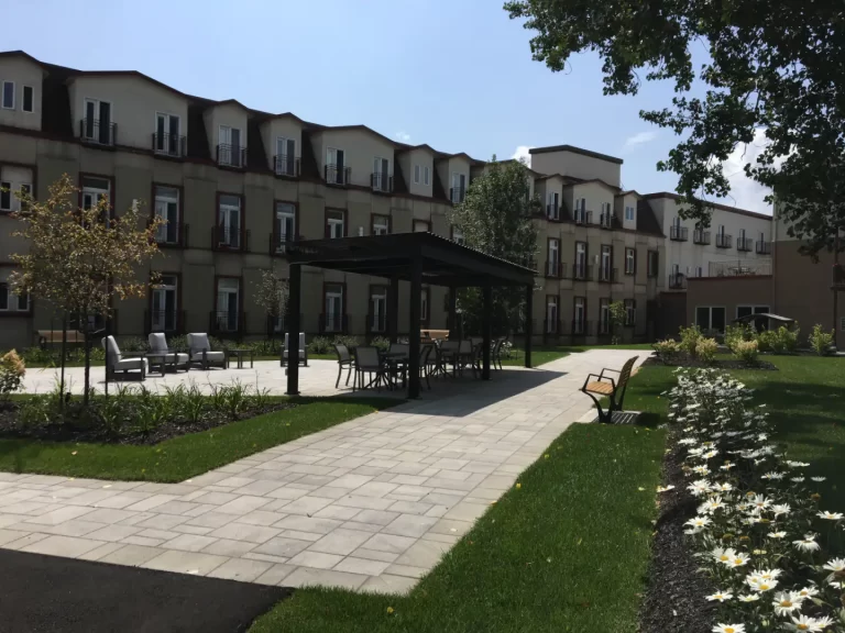 Allée pavée et pergola le long de la résidence, Résidences Les Richeloises à McMasterville