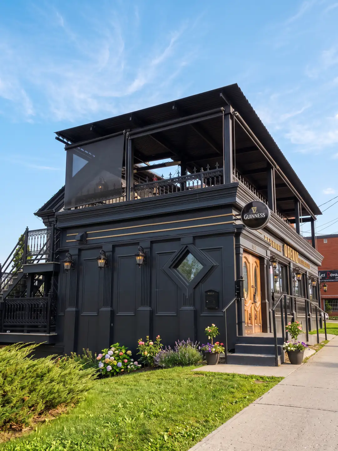 Pergola sur le toit du bâtiment sombre, Restaurant Sanglier Doré à Sherbrooke