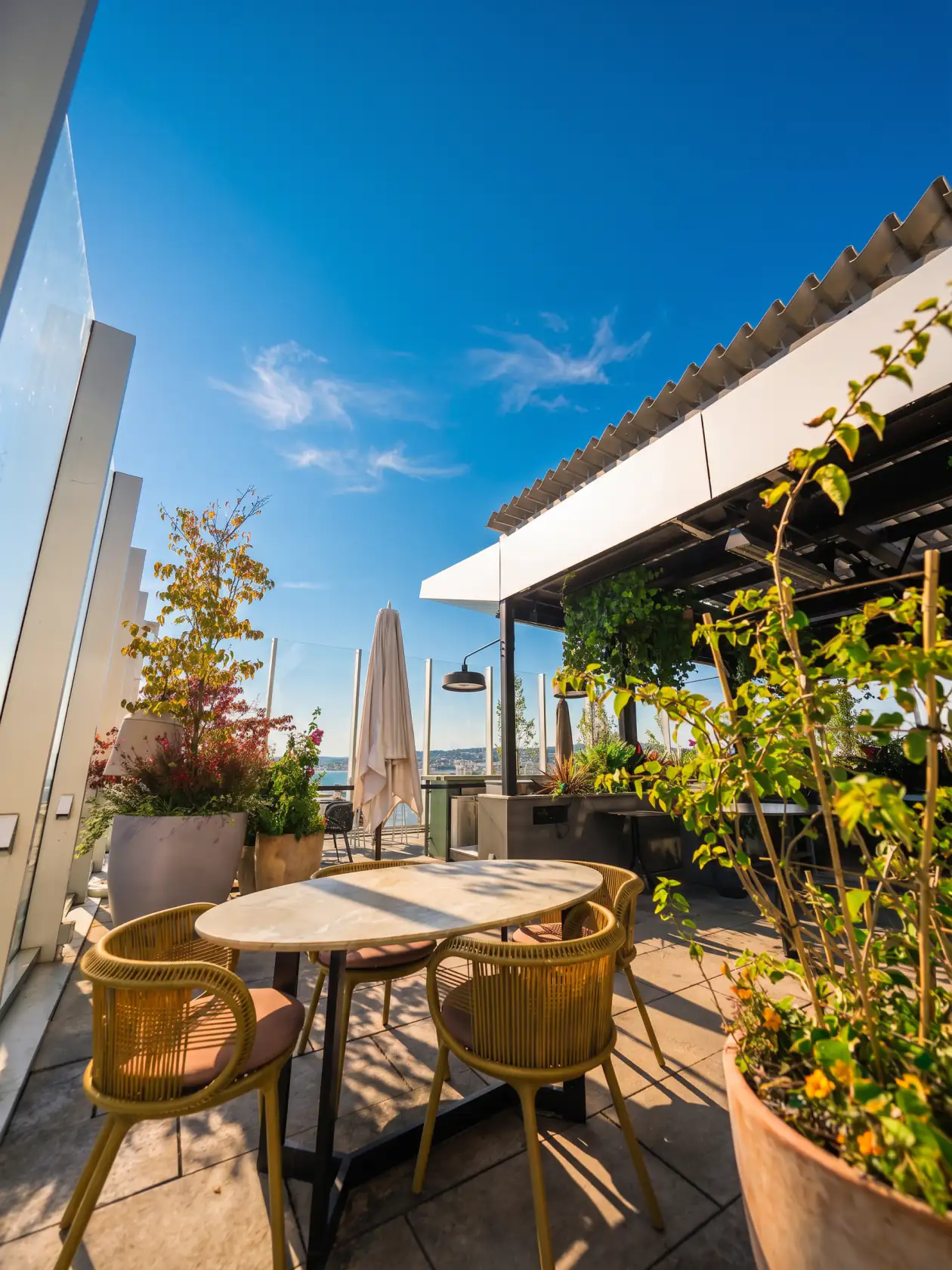 Terrasse de toit fleurie avec table et parasol, Rose Orange à Montréal
