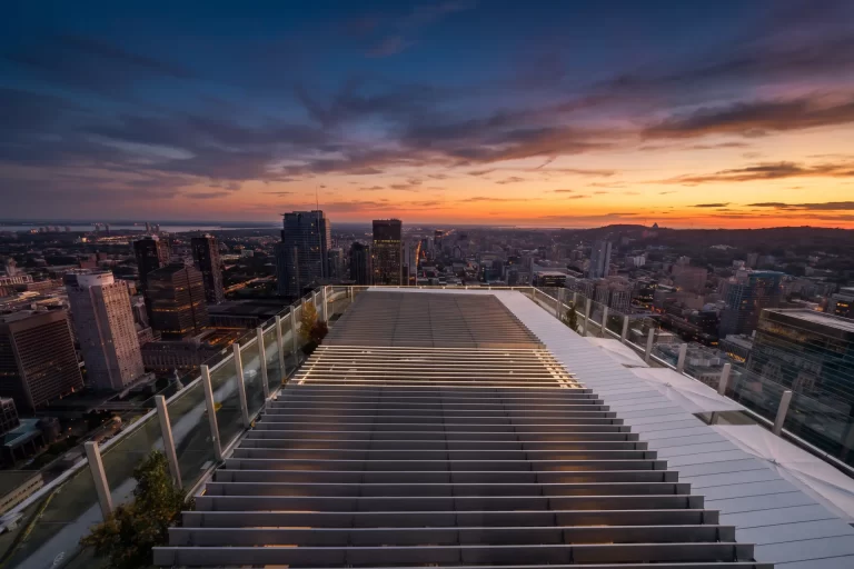 Escalier de la terrasse au coucher du soleil face à la ville, Rose Orange à Montréal