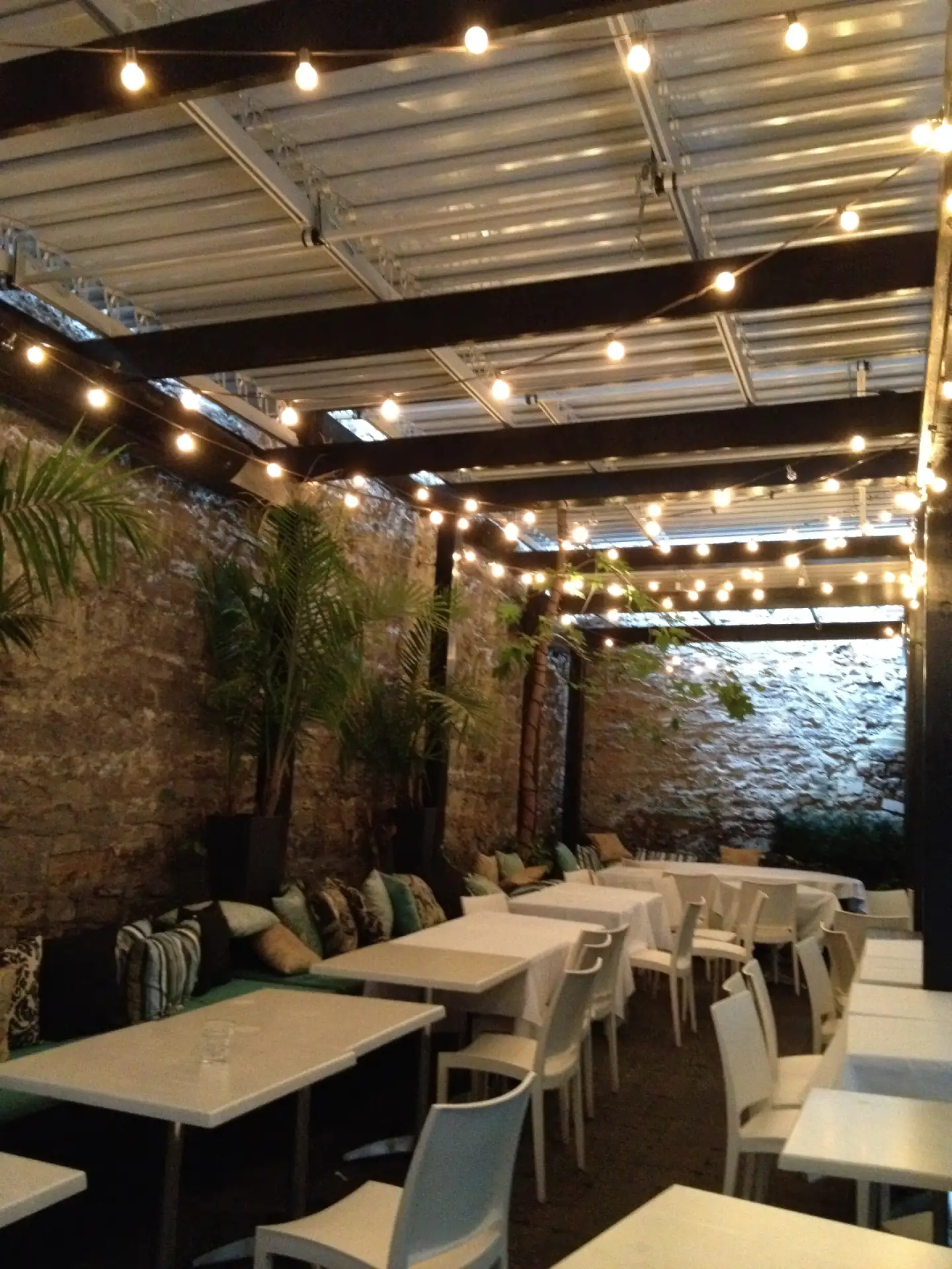 Salle de terrasse couverte, guirlandes et tables dressées, Restaurant Scarlet Exclusive à Montréal