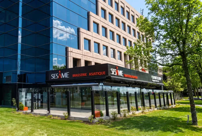 Pergola noire longeant la devanture de l'immeuble vitré, Restaurant Le Sésame à Québec