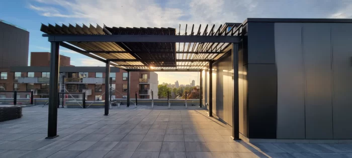 Pergola sombre sur la terrasse de toit, Smart Living Condos à Ottawa