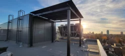 Pergola de toit au soleil couchant au-dessus de la ville, Smart Living Condos à Ottawa