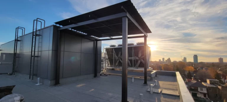 Pergola de toit au soleil couchant au-dessus de la ville, Smart Living Condos à Ottawa