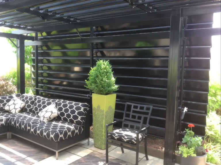 Black louvered wall sheltering a lounge corner, Soprema Canada in Drummondville