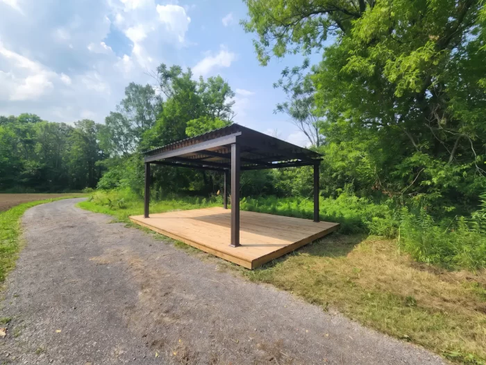 Abri de lames sur plateforme de bois le long du sentier, Municipalité de Saint-Cuthbert