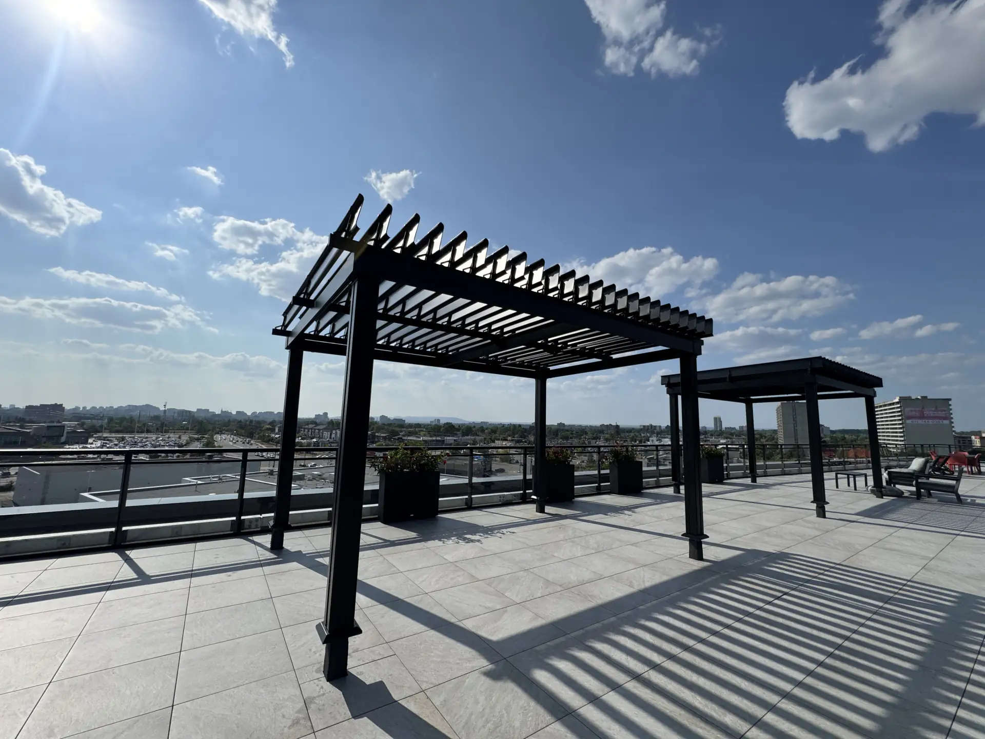 Pergolas noires sur la terrasse de toit, Station 27 à Ottawa