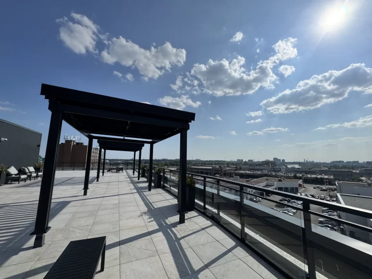 Terrasse de toit avec pergolas et chaises longues face à la ville, Station 27 à Ottawa