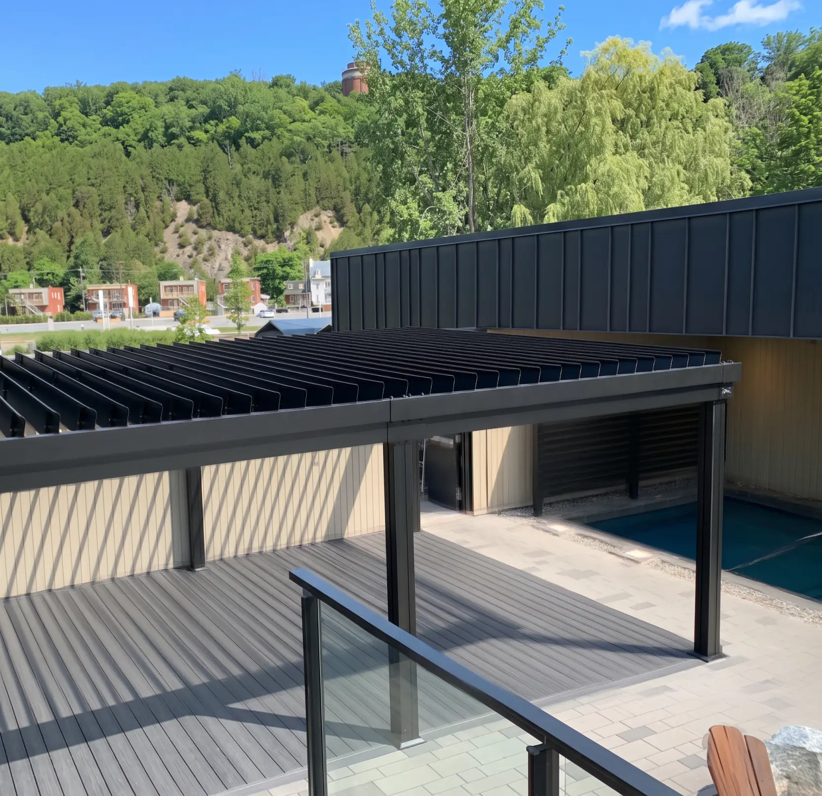 Pergola sombre au-dessus de la terrasse du spa surplombant la vallée, Strom Spa Nordique à Québec