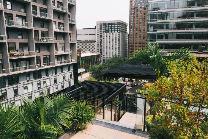 Terrasse de toit végétalisée face aux tours du centre-ville, Terrasse Alizé de l'hôtel Humaniti à Montréal