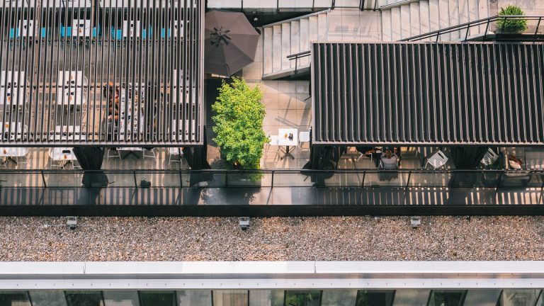 Vue aérienne de la terrasse et de son couvert de lames, Terrasse Alizé de l'hôtel Humaniti à Montréal