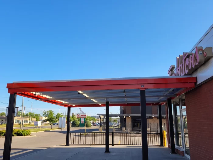 Pergola rouge au-dessus de l'entrée du restaurant, Tim Hortons rue Principale à Granby
