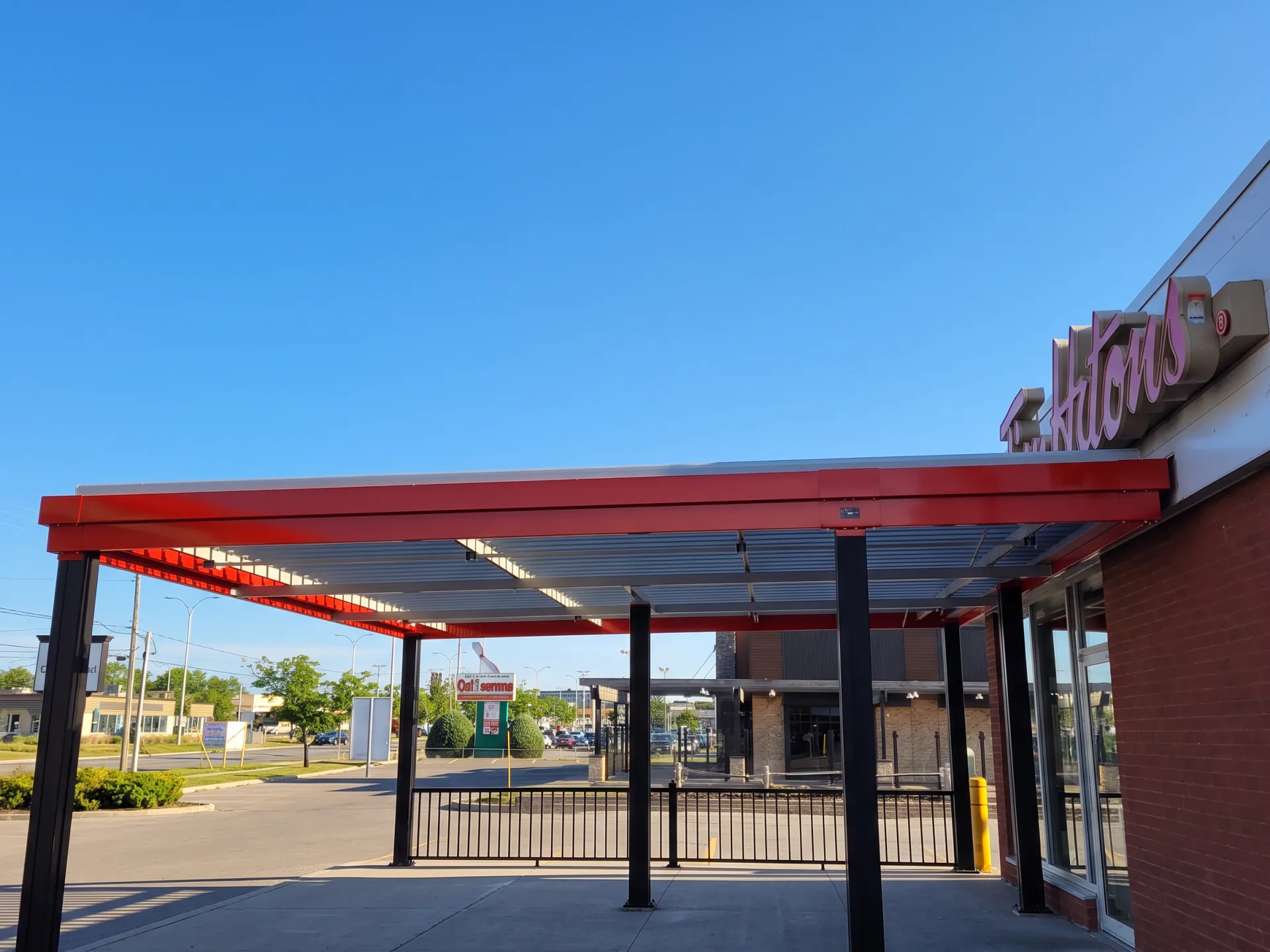 Pergola rouge au-dessus de l'entrée du restaurant, Tim Hortons rue Principale à Granby