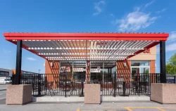 Lames blanches et structure rouge vues de face à l'entrée, Tim Hortons à Granby