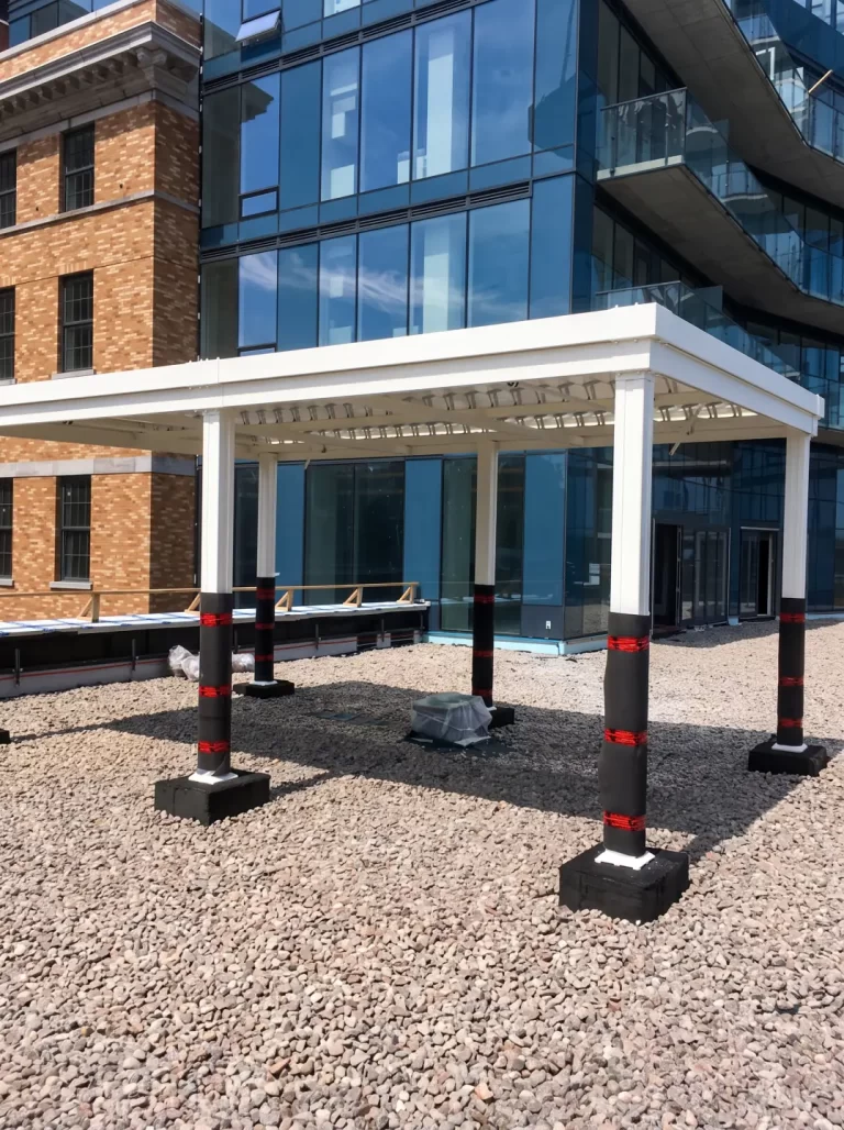 Pergola blanche sur le toit face aux tours voisines, Tour des Canadiens 2 à Montréal