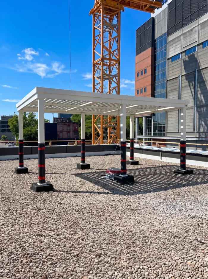 Pergola blanche en installation sur le toit de gravier, Tour des Canadiens 2 à Montréal