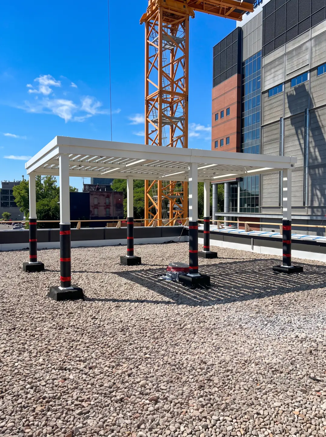 Pergola blanche en installation sur le toit de gravier, Tour des Canadiens 2 à Montréal