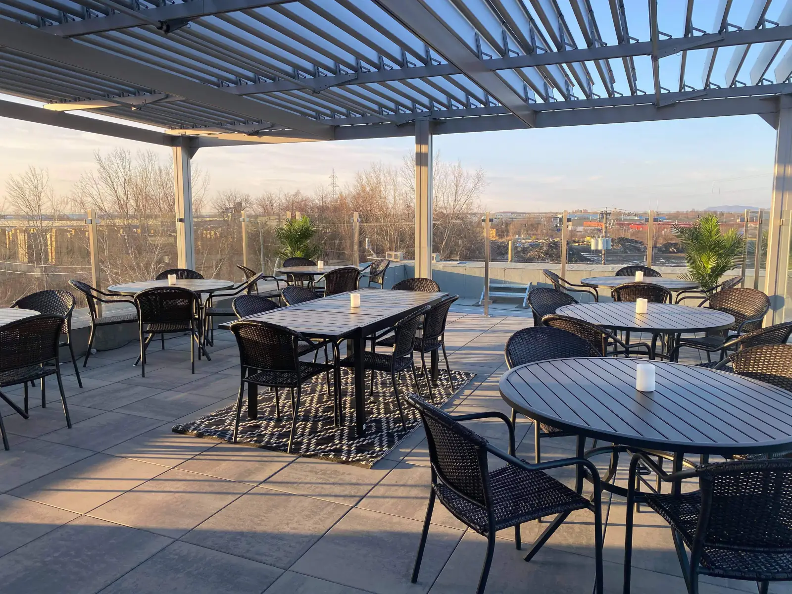 Tables et fauteuils de rotin sous les lames de la terrasse, Transport Bourassa à Saint-Jean-sur-Richelieu