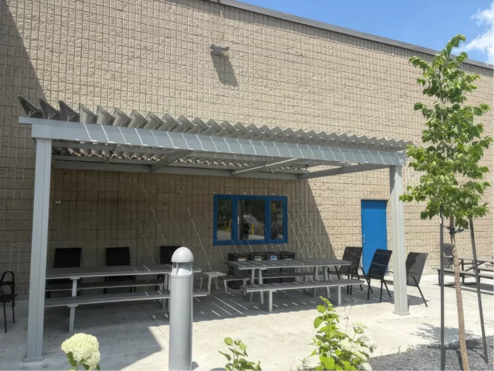 Aire de repos extérieure sous une pergola blanche, Société de transport de Sherbrooke