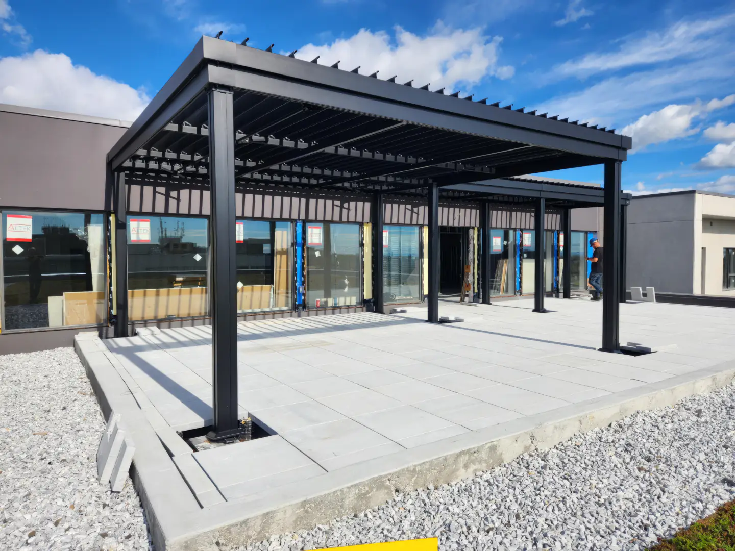 Grande pergola sombre au-dessus d'une terrasse de béton neuve, Urban West à Pointe-Claire