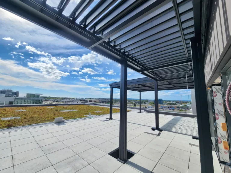 Vue sous les lames depuis la terrasse de toit, Urban West à Pointe-Claire