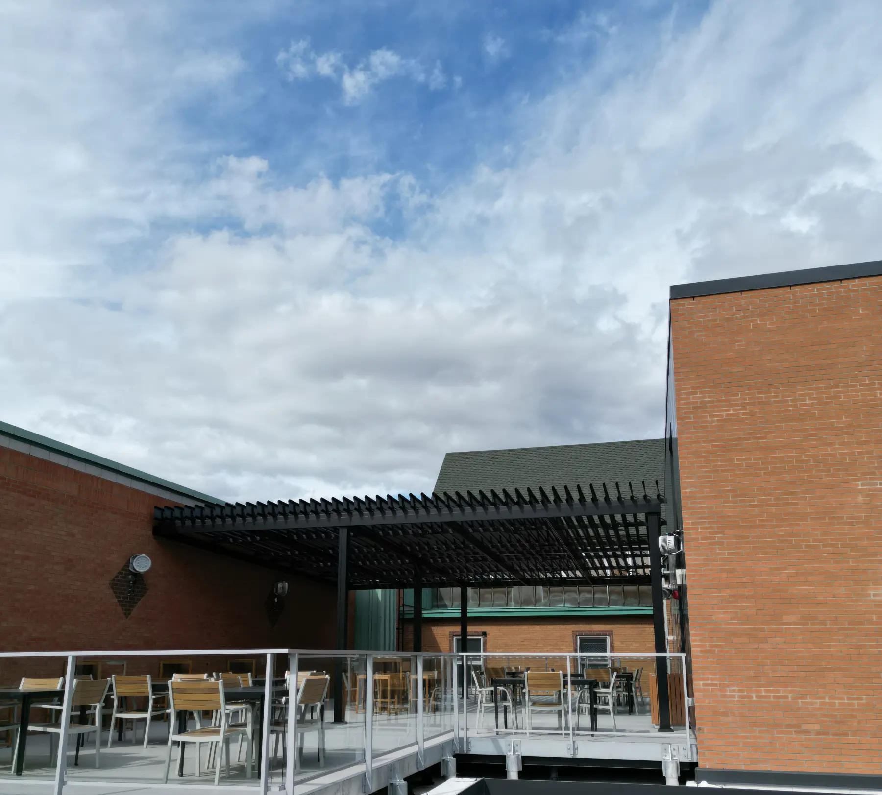 Pergola noire au-dessus de la terrasse surélevée de l'école, École secondaire du Verbe Divin à Granby