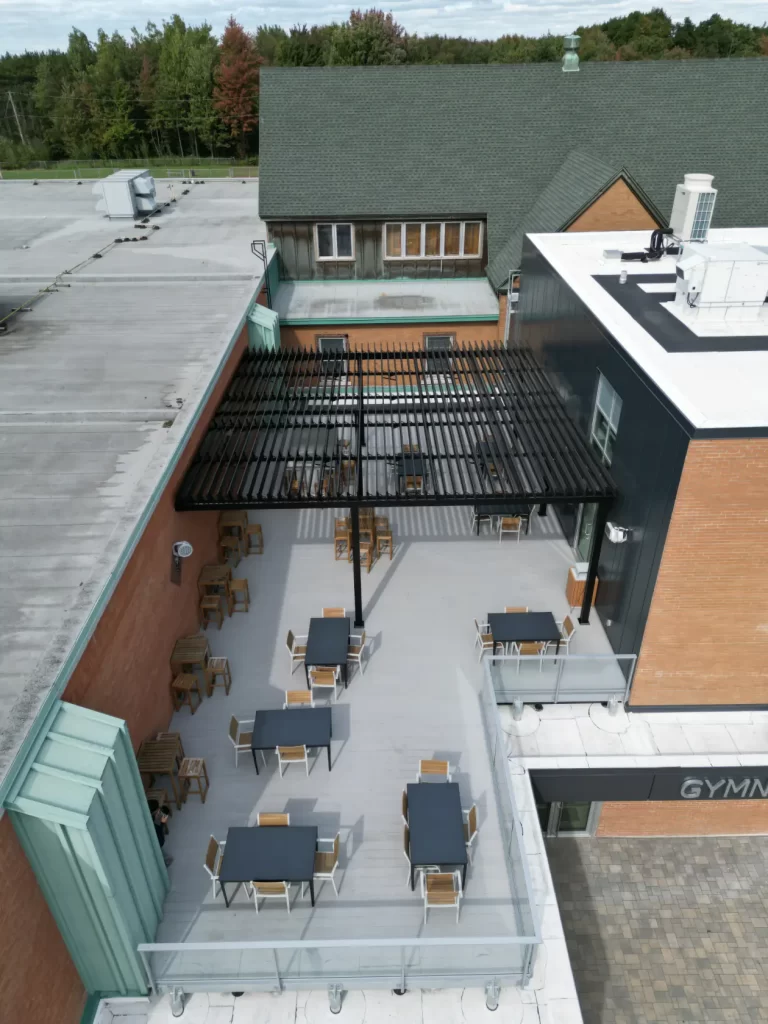 Vue aérienne de la cour et de ses tables abritées, École secondaire du Verbe Divin à Granby