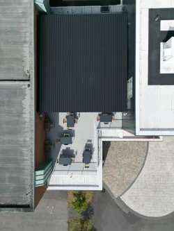 Toit de lames vu à la verticale, École secondaire du Verbe Divin à Granby