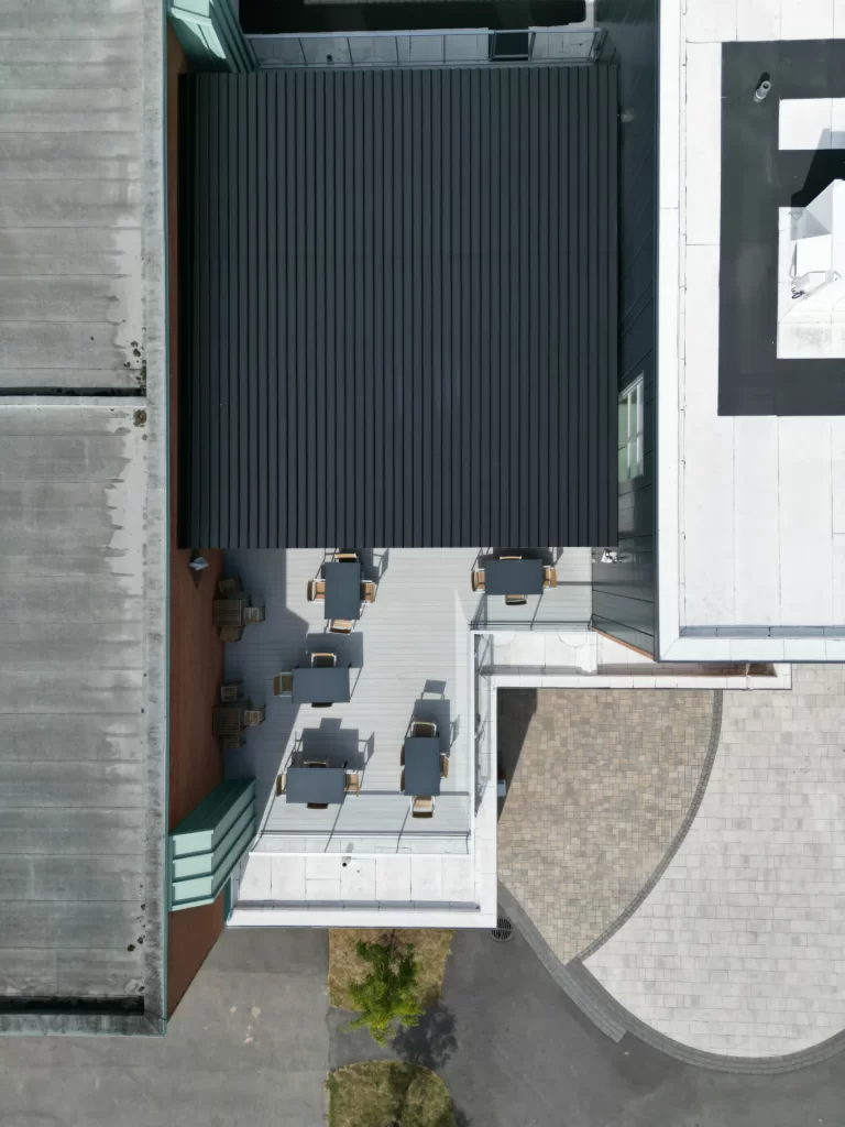 Toit de lames vu à la verticale, École secondaire du Verbe Divin à Granby
