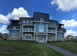 L'immeuble et sa pergola de toit vus depuis la pelouse, Les Victoriennes à Bromont