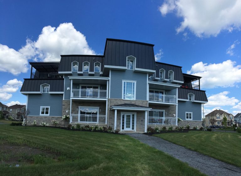 L'immeuble et sa pergola de toit vus depuis la pelouse, Les Victoriennes à Bromont