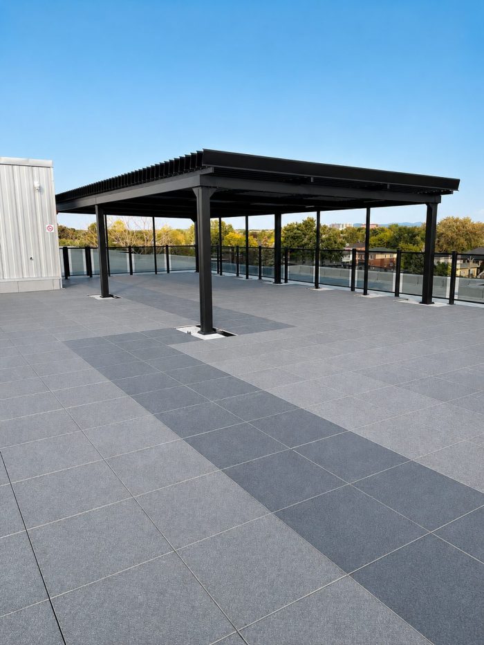 Pergola noire sur la terrasse de toit pavée, Vivo Condos à Longueuil