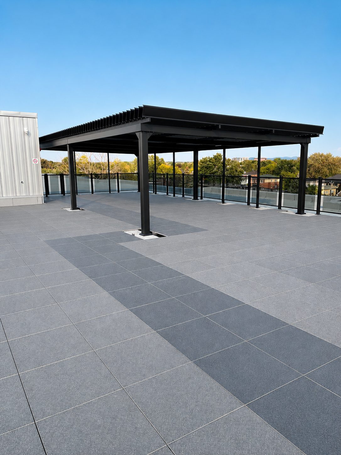 Pergola noire sur la terrasse de toit pavée, Vivo Condos à Longueuil