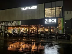Terrasse illuminée le soir, reflets sur la chaussée mouillée, Restaurant Zibo! à Saint-Bruno-de-Montarville