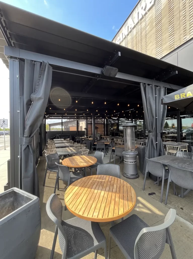 Intérieur de la terrasse couverte, rideaux et tables rondes, Restaurant Zibo! à Saint-Bruno-de-Montarville